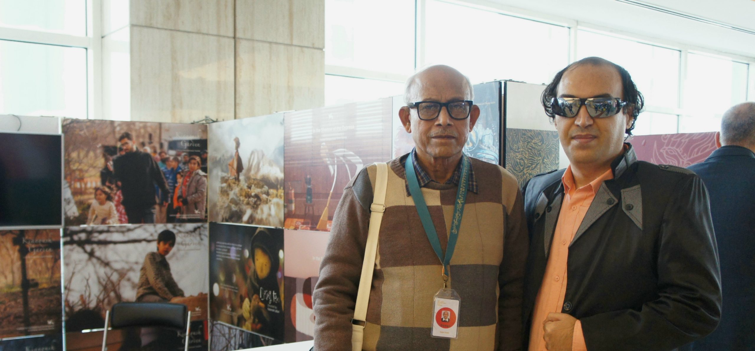 سجاد اصغری به همراه ساجال داتا دبیر دور هفتم بخش بین الملل مراسم آکادمی افسانه زندگی در جشنواره جهانی فجر۴۲ + عکس