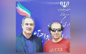 اهدای لوح تقدیر توسط معاون سیاسی، امنیتی و اجتماعی استانداری گیلان به سجاد اصغری به مناسبت روز ملی سینما